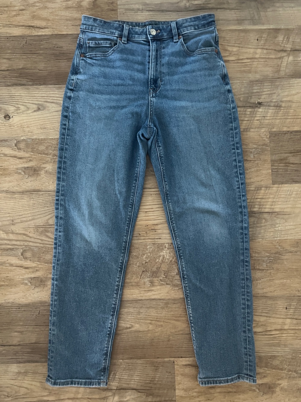 American Eagle high-waisted mom Jeans - Size 8 Regular (Medium Wash)